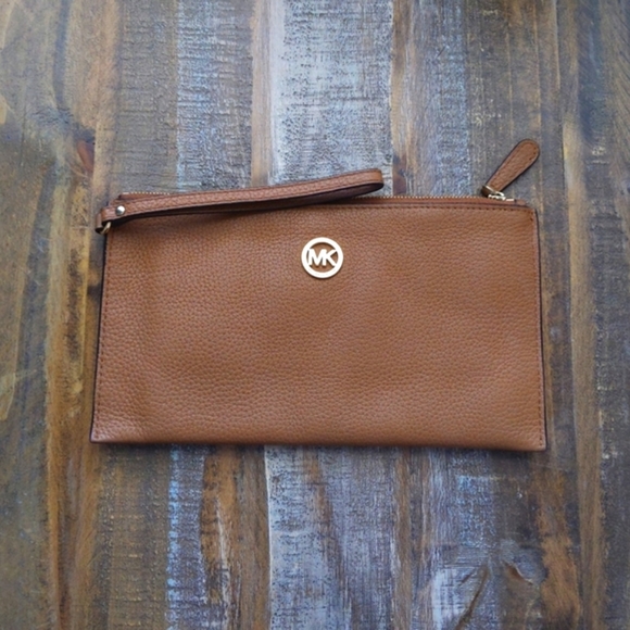 🌿MICHAEL KORS WRISTLET🌿 - Picture 1 of 4